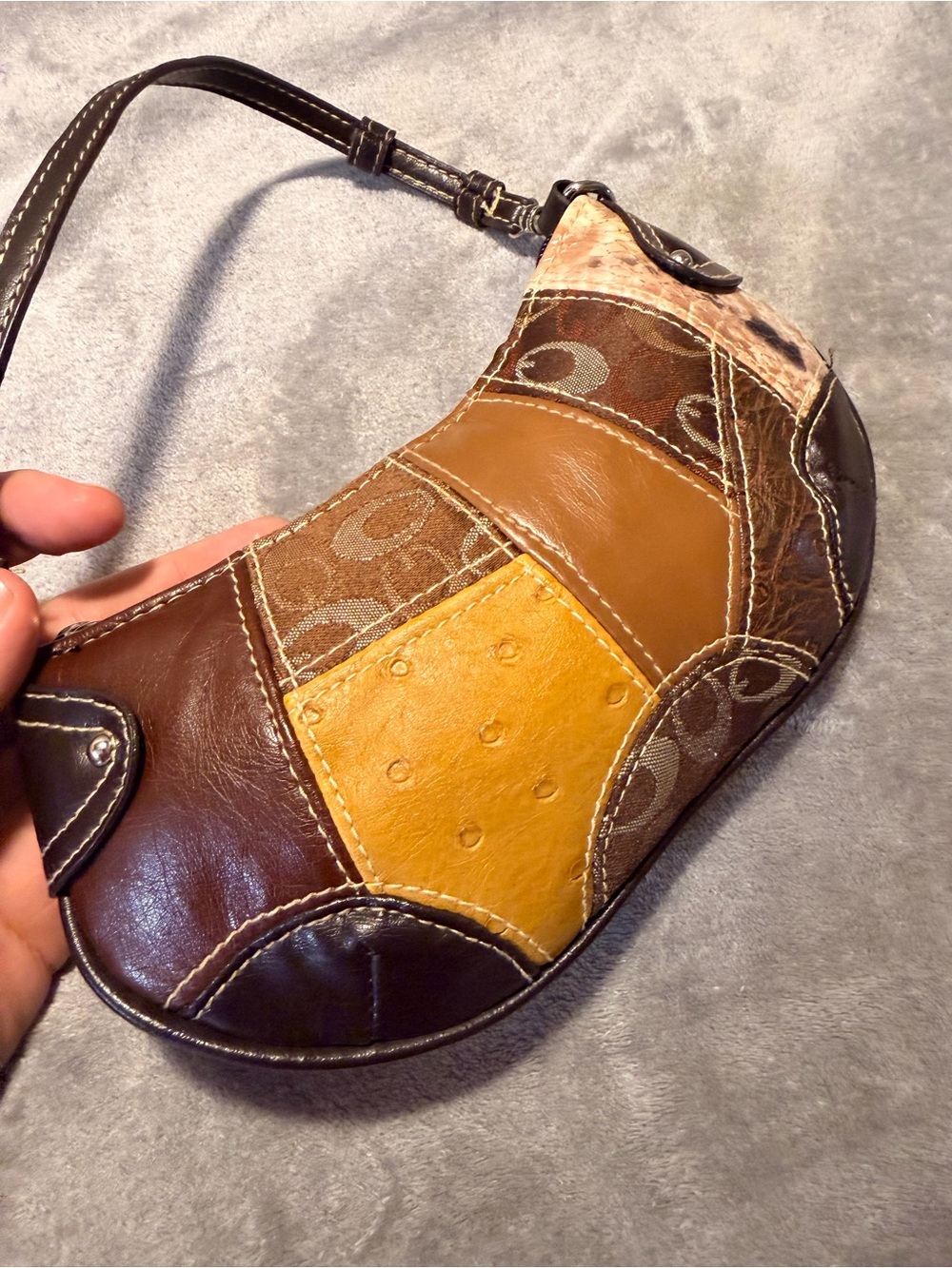 Y2K Guess Patchwork Signature Faux Leather Wristlet - Picture 5 of 6